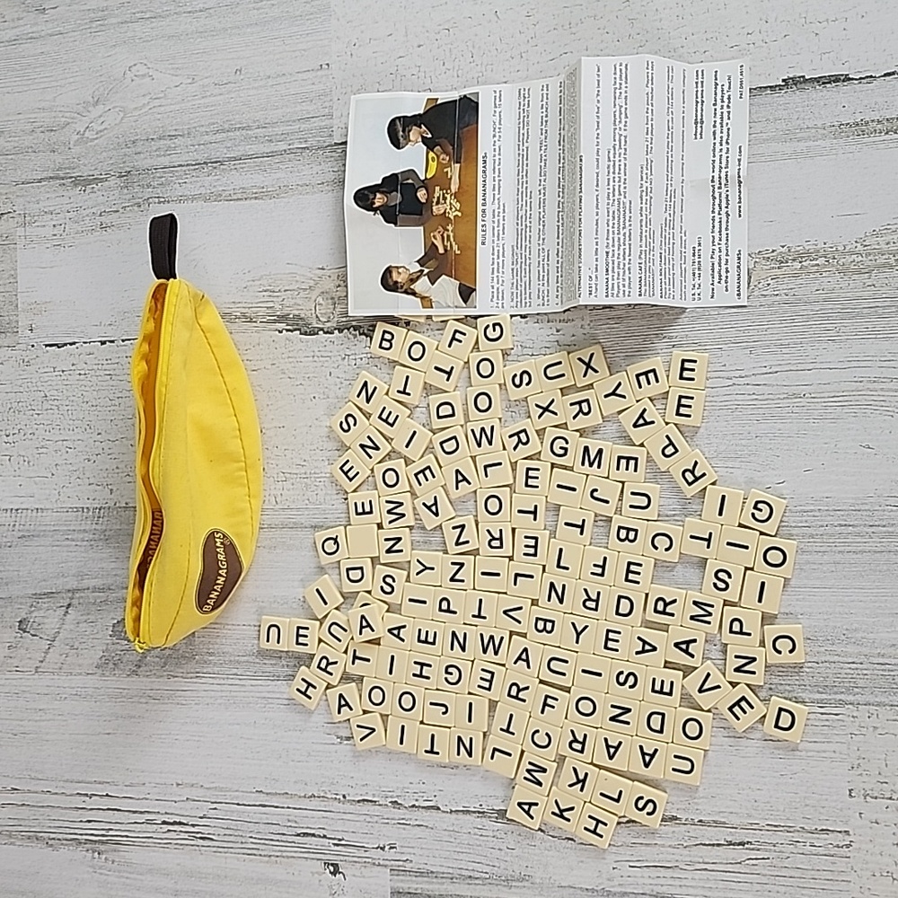 Banagrams word game with carry case and instructions FLAWED zipper pull